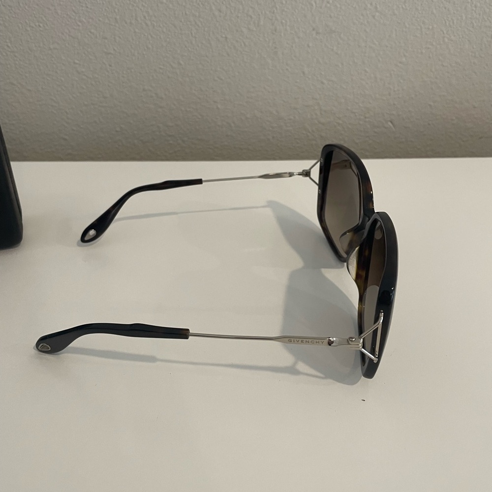 🇫🇷 Givenchy women’s oversized sunglasses - Picture 4 of 10